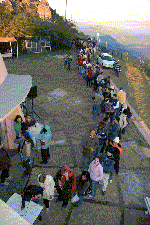 visitantes na porta do observatorio no sabado