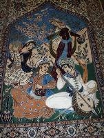 pessoas sentadas ouvindo musica e tocando