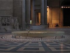 pendulo grande no meio de uma sala