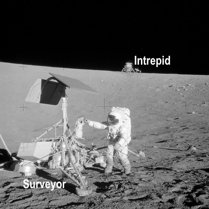 astronauta junto com o surveyor