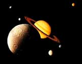 montagem de titan, outras luas d saturno e o planeta atras