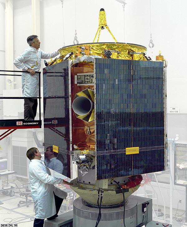 sonda near e seus cientistas analisando ela