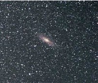 imagem da galaxia espiral andromeda distante em um ceu estrelado