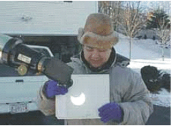 caixa com um buraco que é possivel ver projeção da imagem solar
