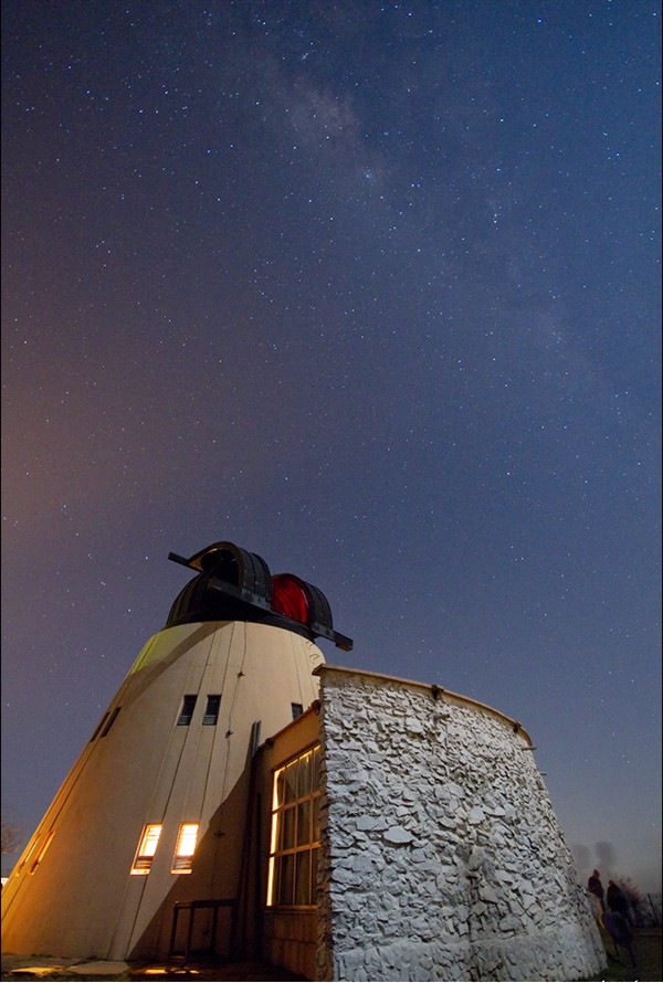 Outubro/11 - A Via Láctea sobre o Frei Rosário (2) - Luiz Lage (fotógrafo e astrônomo amador)

        Foto feita no último inverno, durante um tradicional atendimento ao público do primeiro sábado de cada mês. O centro da nossa Galáxia está sobre o 'Frei Rosário'.