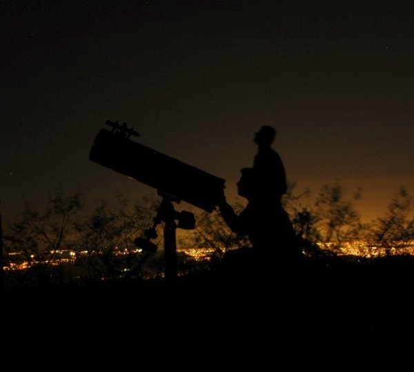 Maio/07 - Entre luzes - Geisa Borges (Monitora OAFR)     

        Fora das luzes de Belo Horizonte, procurando pelas luzes do céu. 
