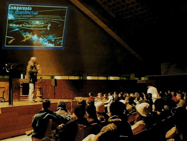 Janeiro/04 - Aula Multimídia na Serra da Piedade - Enner Borba (Astrônomo Amador)
        Durante 2003, em várias ocasiões como a mostrada na foto, as aulas multimídia do “Frei Rosário” foram realizadas no Auditório / Igreja Nova da Serra da Piedade (gentilmente cedido pelo Santuário de N. S. Piedade).