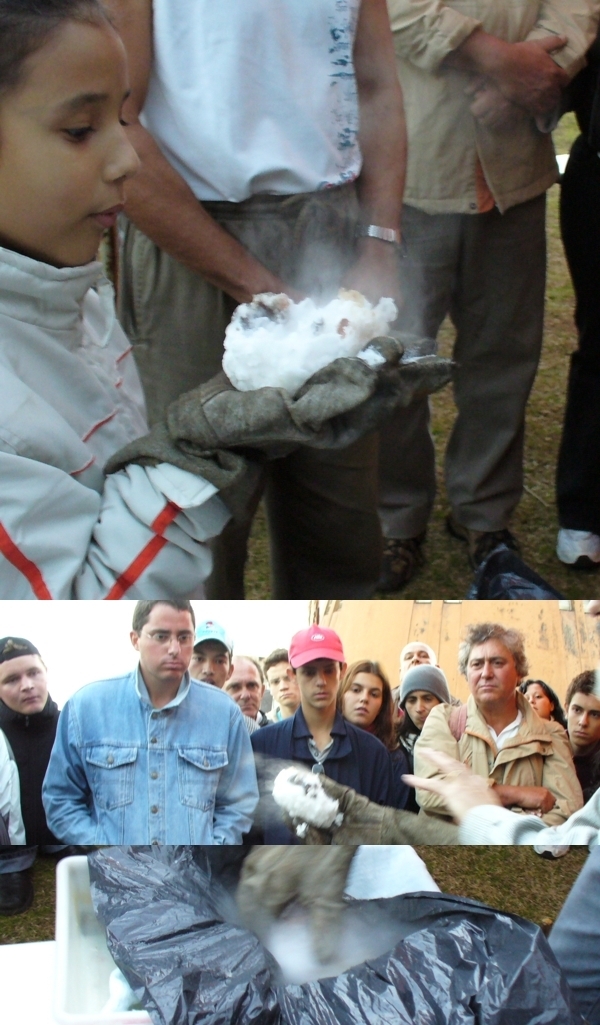 Setembro/06 - Fazendo Cometas - Geisa Borges (Monitora do “Frei Rosário”)

        Fotos feitas durante o atendimento ao público no primeiro sábado de agosto. Nessa data, o tema de nosso laboratório interativo (Projeto Física Fácil) foi “Cometas e Termodinâmica”. Mini núcleos cometários foram feitos para ilustrar o processo de origem das “Chuvas de Estrelas Cadentes”.
        
        