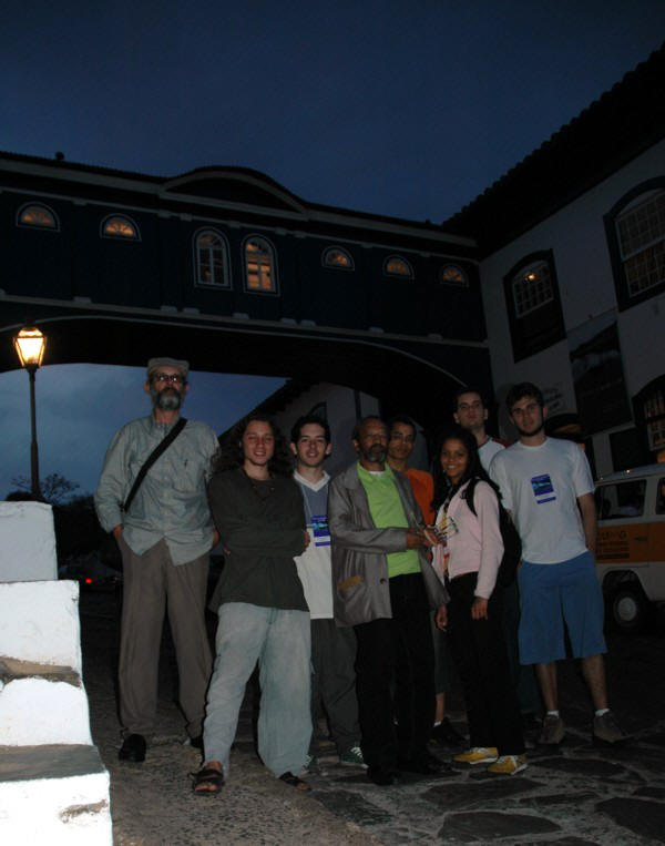Agosto/05 - “Frei Rosário” em Diamantina - Zulmira Las Casas (Professora).
    
    
        De 17 a 30 de julho o “Frei Rosário” esteve em Diamantina (MG) participando do “37º Festival de Inverno da UFMG”. Às tardes, ministramos dois cursos (“Astronomia: a mais poética das ciências” e “O Sistema Solar”) e às noites oferecemos observações (através de três telescópios), seções do “Planetarinho” e palestras com recursos multimídia.
       
        A foto acima foi feita em frente à “Casa da Glória” e mostra parte de nossa equipe em Diamantina: Prof. Renato; Vladimir; Roca; Prof. Túlio; Marley; Mariana; Breno e Guilherme.
       
        