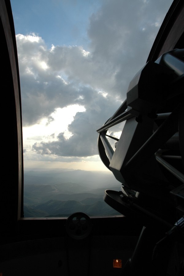 Fevereiro/07 - Escondido - Fabiana de Sousa (Monitora OAFR) 

        Telescópios e câmeras posicionados; binóculos à mão; olhos atentos. Esperando o  cometa mais brilhante dos últimos 40 anos; escondido atrás de grossas nuvens. 
        
        