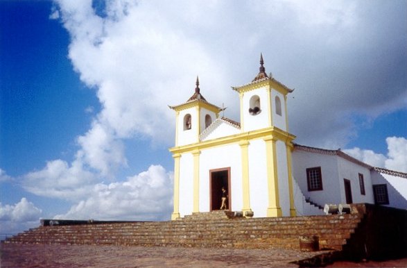 Novembro/03 - A 'Igreja Velha' da Serra da Piedade - Nathalia N J Fonseca (estudante de Física/Monitora do Observatório)