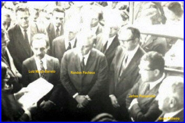 Fevereiro/05 - Foto Histórica: 1972 - Solenidade de inauguração do Observatório Astronômico Frei Rosário - Rodrigo Tarsia (astrônomo; estudante de física na época da foto) Em primeiro plano vemos o diretor do Observatório Nacional (Prof. Muniz Barreto); o governador de Minas Gerais (Rondon Pacheco); o ministro da educação (Jarbas Passarinho) e um dos principais responsáveis pela concretização de nosso observatório, o ex-governador Israel Pinheiro.