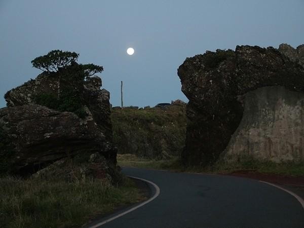 Janeiro/06 - A Lua e a Serra(2)- Eustáquio Zarlei S. de Almeida (Astrônomo Amador) A Lua vista do alto da Serra da Piedade, sobre a estrada que dá acesso ao observatório.