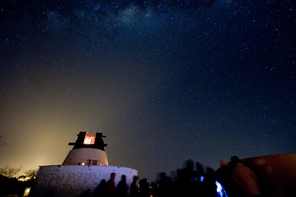 Setembro/10 - Luzes - Luiz Fernando Lage (astrônomo amador e fotógrafo)

        Foto feita no dia 3 de julho passado, durante o tradicional atendimento ao público do primeiro sábado de cada mês. Note a poluição luminosa no alto da Serra da Piedade. Em grande parte ela é devida aos faróis dos carros que nos visitam. Quando for ao observatório, evite usar farol alto na subida da serra e desligue os faróis para estacionar. Isso aumentará a qualidade das imagens captadas por nossos telescópios.
