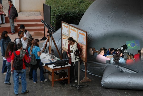 Julho/05 -Frei Rosário” na “Mostra da Profissões” - Equipe do “Frei Rosário”.
    
    
        “Planetarinho - UFMG” montado no Campus da UFMG, durante a “Mostra das Profissões” (23 a 25 de maio/05).
       
        Do lado de fora: “Tipos de Telescópios”.
       
        Do lado de dentro: “Aprenda e reconhecer estrelas e constelações com as Estrelas da Bandeira Brasileira”.
        