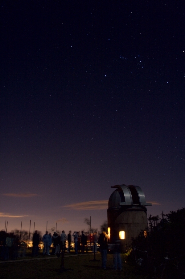 Abril/07 - Sob Orion - Luiz Fernando Lage (Astrônomo Amador))

        Em um 'primeiro sábado do mês', uma pequena fila se forma para observação 
        
        pelo telescópio secundário do 'Frei Rosário'.
        
        