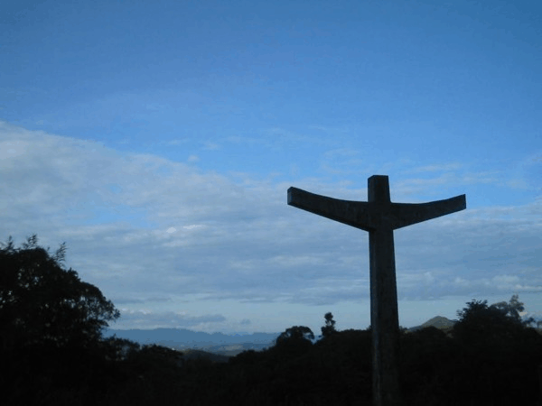 Agosto/04 - Ao pé da Serra da Piedade - Wagner Patrick Nicácio (Estudante de Física- UFMG) Monumento que se encontra no trevo de acesso ao alto da Serra da Piedade, na estrada de Caeté.