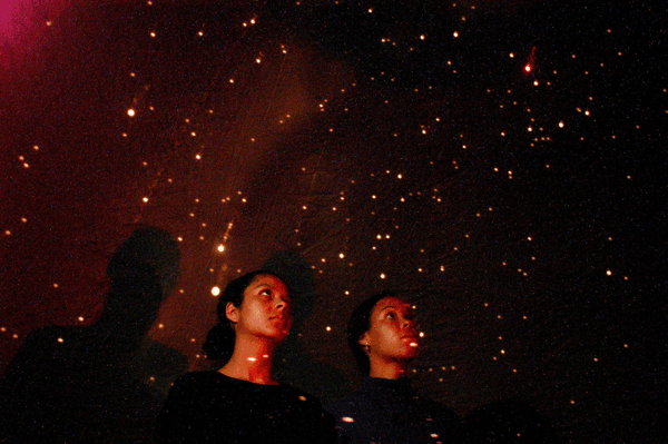 Abril/05 -Entre as Estrelas do Planetarinho - Pedro Motta (fotografo jornal Estado de Minas) Foto tirada das monitoras Mariana e Janaina em uma sessão do 'Planetarinho - UFMG'