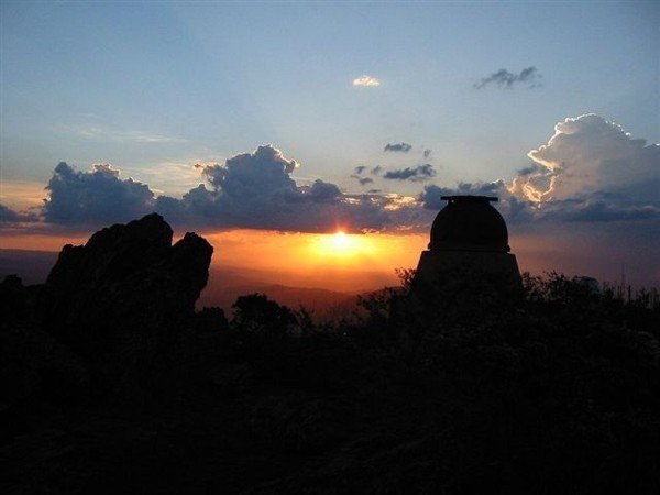 Fevereiro/04 - Pôr do Sol (2) - Gláucia Barbosa (artista plástica - EBA/UFMG)