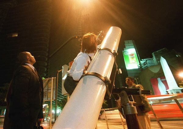 Setembro/03 - Praça 7 pára e vira observatório de Marte - Marcelo Prates (Hoje em Dia)


    Matéria publicada no jornal Hoje em Dia em 28/08/2003:
    . . . o Observatório Astronômico da UFMG levou quatro telescópios para a praça, para proporcionar uma visão pública do fenômeno, que só se repetirá em 2287. 'Essa pessoas não iriam nos procurar lá na Serra da Piedade (onde fica o observatório) para ver o fenômeno', ressaltou o coordenador do observatório, Renato Las Casas.  . . .