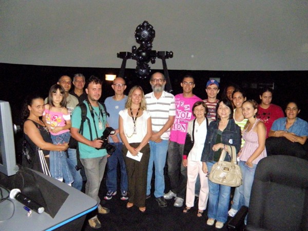  Abril/10 - A Primeira Sessão - Ener Borba (Planetarista)

        O Planetário de Belo Horizonte foi aberto ao público no dia 23 passado. A primeira sessão, às 11:30h, intitulada 'ABC das Estrelas', foi apresentada e comentada pelo Prof. Renato Las Casas. A foto do Prof. Renato com o público presente foi feita no horário marcado para o inicio da sessão (depois da foto batida, ainda chegaram a tempo de assistir à primeira sessão cerca de 10 alunos do ensino fundamental, de uma escola próxima, com duas de suas professoras).
        
        O jornal 'Hoje em Dia' documentou esse momento histórico. A jornalista Jaqueline da Mata e o fotógrafo Cristiano Couto, que aparecem na foto, fizeram a matéria abaixo.