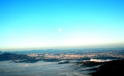 Julho/07 - Belo Horizonte e a Lua - Rodrigo Barbosa (Astrônomo Amador / Estudante de Engenharia da UFMG)

        Amanhecer em Belo Horizonte visto da Serra da Piedade. A poluição atmosférica se evidencia em camadas que vão “dissolvendo” a Lua sobre a cidade.
        
         