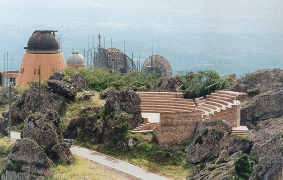 Julho/03 - Vista panorâmica - Foca Lisboa (CCS) Em primeiro plano, vemos o anfiteatro das 'bem-aventuranças'.
    Ao fundo, as antenas do CINDACTA - Aeronáutica.
